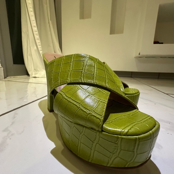 Baker’s Shoes Green Snake Print Platform Heels - Picture 4 of 4